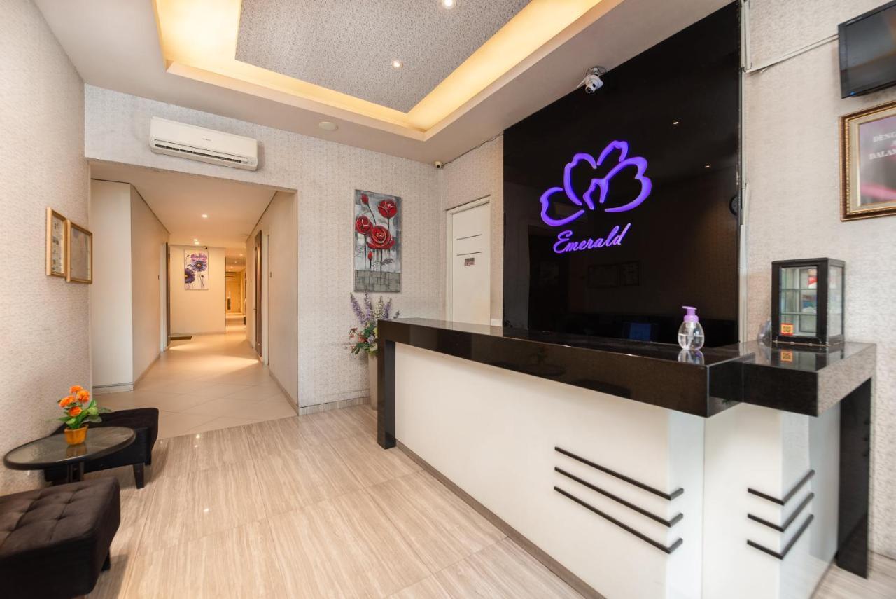 Life Emerald Hotel Surabaya Exterior photo