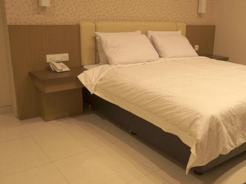 Life Emerald Hotel Surabaya Exterior photo
